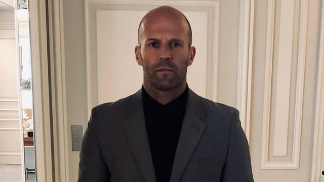 Em meados da década de 1990, Statham foi recrutado para ser modelo de diversas marcas de roupa, como Tommy Hilfiger e Levi's. Assim, iniciou uma carreira de modelo, o que o ajudou a conseguir trabalhos como dançarino de apoio em videoclipes do início dos anos 1990, como 