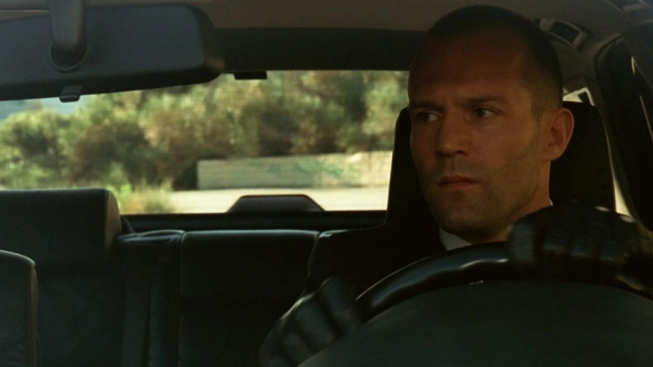Em 2002, Statham assumiu o papel principal de “Carga Explosiva”, sobre um ex-soldado das forças especiais que entrega itens para criminosos. O filme foi um enorme sucesso de bilheteria, consagrou Statham como um herói de ação e gerou duas sequências.
