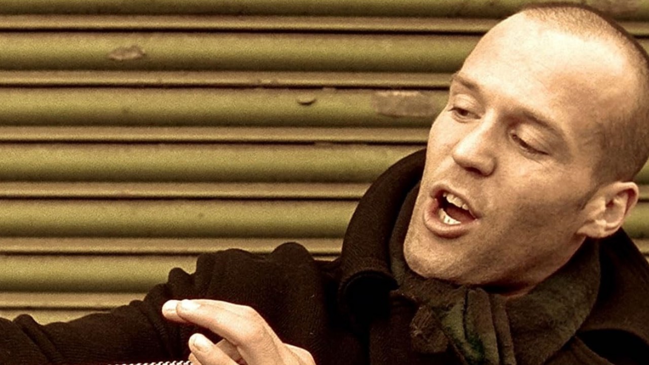 Ele fez sua estreia no cinema em 1998, como o vigarista Bacon em “Jogos, Trapaças e Dois Canos Fumegantes”. A comédia policial foi o primeiro filme dirigido por Guy Ritchie. Esse trabalho marcou o início de uma amizade produtiva entre diretor e ator. Statham também foi escalado para o segundo filme de Ritchie, 