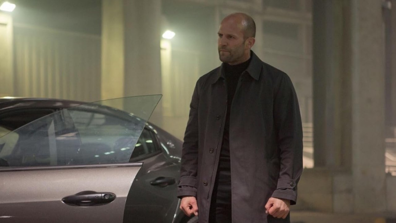 Em 2013, Statham se juntou ao elenco da popular franquia “Velozes e Furiosos” como Deckard Shaw, um ex-agente do MI6. O personagem foi apresentado em “Velozes e Furiosos 6” e depois apareceu em outros filmes, como “Velozes e Furiosos 7”, “Velozes e Furiosos 8” e “Velozes e Furiosos 10”. Statham também estrelou com Dwayne Johnson o filme derivado “Velozes e Furiosos: Hobbs e Shaw”, lançado em 2019.
