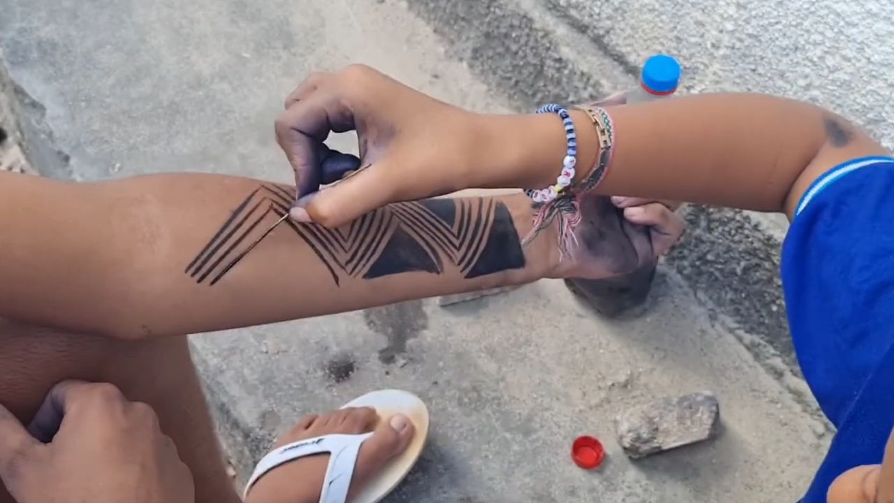 Um dos usos mais curiosos do jenipapo é como tinta natural, que pode durar de uma a duas semanas. Essa tinta é usada há séculos por povos indígenas brasileiros para a elaboração de grafismo. Também vale destacar que o jenipapo é muito conhecido por ser um corante natural.