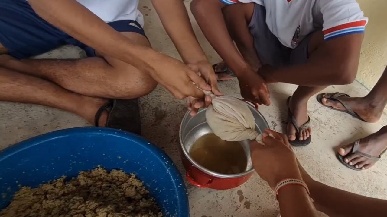 O processo para a criação da tinta é simples. Primeiro, rala-se a fruta ainda madura, com ou sem casca, a seguir extrai-se o suco. Esse sumo é colocado em pote. Deixa-se esse líquido ali por um tempo, é nesse período que ele ganha uma coloração mais escura. Depois, mistura-se carvão a ele para dar uma consistência mais cremosa. Pronto, ele já está pronto para fazer grafismo.
