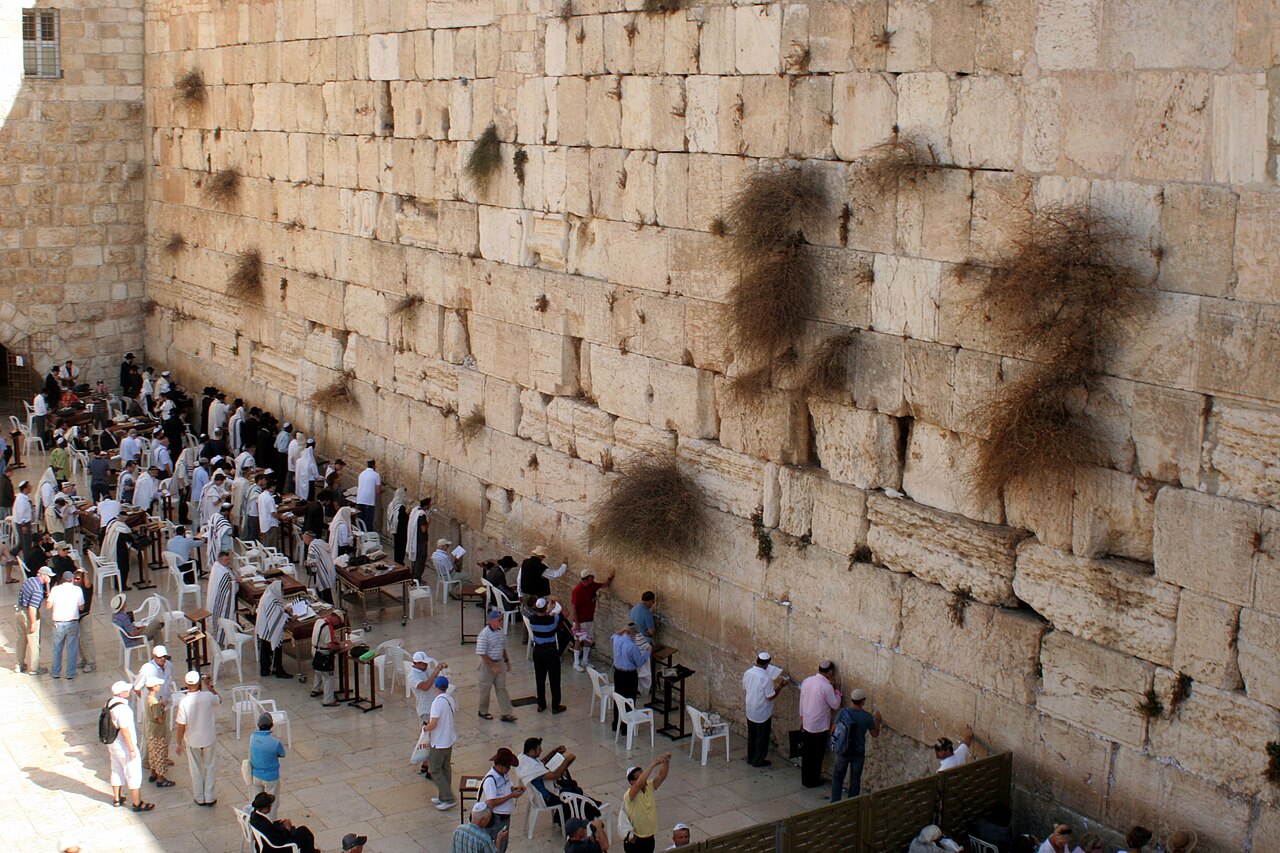 O Muro das Lamentações é também cenário de celebrações importantes, como bar mitzvahs e bat mitzvahs. Famílias se reúnem para marcar a passagem dos jovens à vida religiosa adulta, em rituais carregados de emoção. Esses momentos reforçam a ligação entre tradição, comunidade e fé, perpetuando valores judaicos através das gerações.