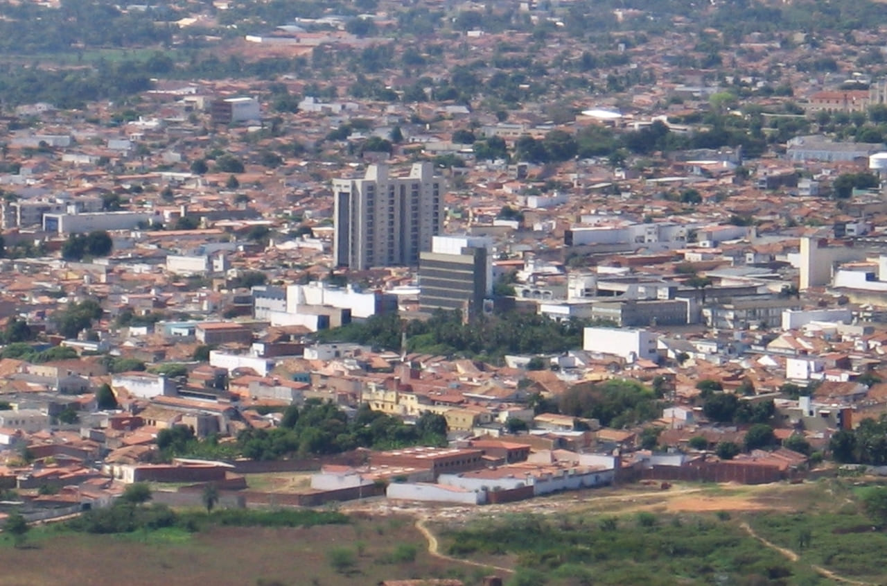 O sertão brasileiro abriga cidades que se tornaram símbolos de resistência, cultura e história. Entre paisagens marcantes e tradições centenárias, esses lugares inspiram a música, a literatura e o artesanato. Muitas delas também atraem visitantes interessados em conhecer suas raízes e costumes. Explorar essas cidades é descobrir parte importante da identidade cultural do Brasil. -  (crédito: Allan Patrick - Flickr wikimedia commons)