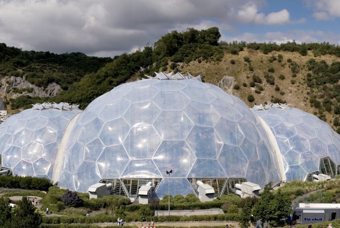 Projeto na Inglaterra transformou antiga mina abandonada em cúpulas hexagonais que viraram símbolo de sustentabilidade