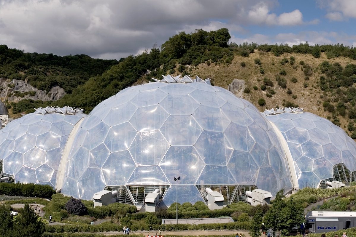 "Eden Project", Projeto na Inglaterra transformou antiga mina abandonada em cúpulas hexagonais que viraram símbolo de sustentabilidade - Jürgen Matern/Wikimedia Commons