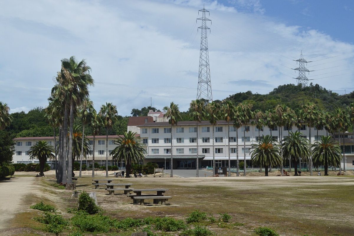 A ilha, também apelidada de Usagi Shima, abriga um único hotel, o Kyukamura Okunoshima, que serve de apoio para os viajantes com serviços de hospedagem e aluguel de bicicletas. O acesso ao local ocorre por meio de balsas que partem do porto de Tadanoumi, na cidade de Takehara, em uma viagem curta de cerca de 15 minutos. 