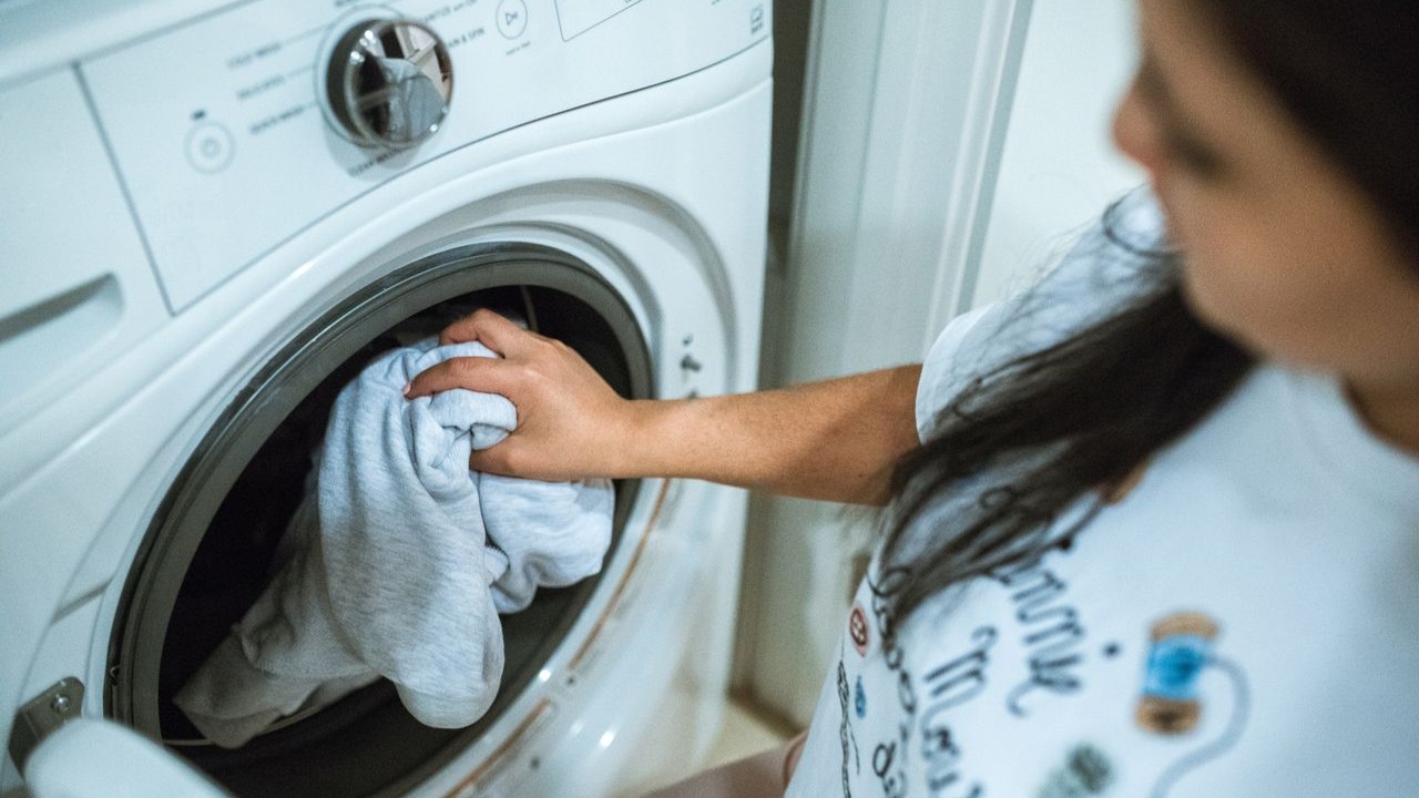 Outra aplicação comum é na remoção de pequenas manchas. Para isso, pode-se preparar uma pasta com sal e pouca água e aplicá-la sobre áreas afetadas por suor recente ou respingos de alimentos à base de água antes da lavagem convencional. No entanto, essa técnica pode não ter o mesmo resultado dos produtos removedores de manchas.
