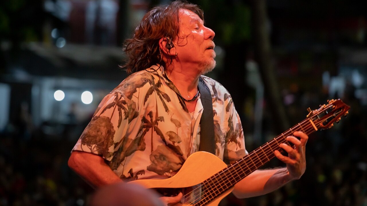 Ainda criança, Lenine aprendeu a tocar violão por conta própria, pegando às escondidas o instrumento da irmã mais velha.  A diversidade das referências que ouviu na infância, da música erudita ao folclore russo, passando pelo jazz e pela canção popular brasileira, moldou a estética híbrida que mais tarde se tornaria sua marca.
