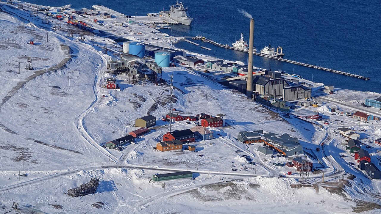 Diante disso, em Longyearbyen, já foi relatado que vírus e bactérias permanecem preservados em condições praticamente intactas, mesmo depois de décadas, justamente por causa das temperaturas adversas que impedem sua degradação natural. 
