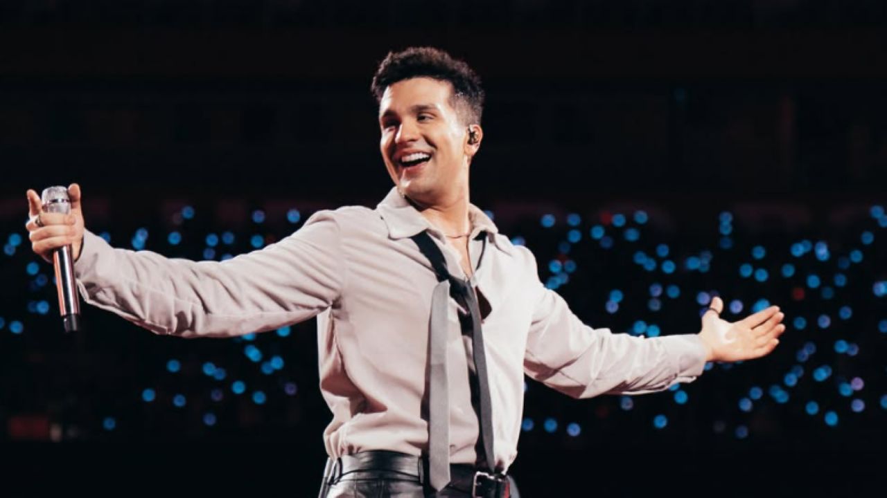 Luan Santana fez um balanço de seus 18 anos de carreira e afirmou que, apesar do amadurecimento pessoal e profissional, continua vivendo a música com a mesma paixão do início. Em entrevista ao Correio do Povo, o cantor explicou que gosta de participar de todas as etapas de seus projetos, desde a escolha do repertório até a concepção visual dos shows. Atualmente, ele apresenta a turnê “Registro Histórico”, criada para celebrar sua trajetória por meio de um espetáculo que conta com seus maiores su -  (crédito: Reprodução / Instagram)