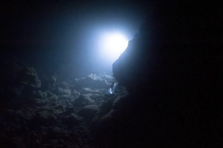 Luz iluminando fundo do mar/oceano profundo – Reprodução