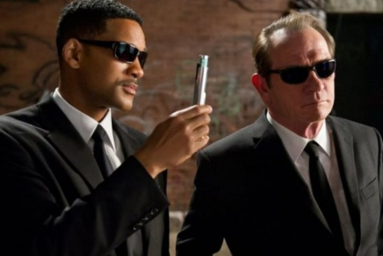 Umas das sagas mais famosas envolvendo é “MIB: Homens de Preto”. A primeira obra cinematográfica estreou em 1997, dirigido por Barry Sonnenfeld e estrelada por Tommy Lee Jones como Kevin (Agent K) e Will Smith como James (Agent J). 