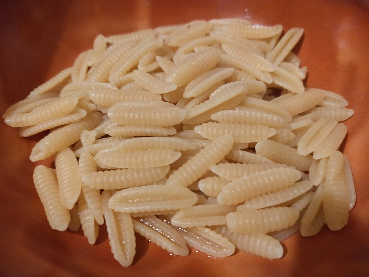 Malloreddus
Também conhecida como gnocchetti sardi, é uma das massas mais tradicionais da Sardenha. As pequenas ranhuras ajudam a segurar os molhos, valorizando receitas típicas da região