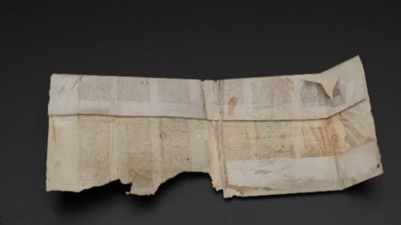 O conteúdo do manuscrito, porém, surpreendeu os especialistas. Ele apresentou um Merlin diferente daquele que era retratado tradicionalmente. Em vez de um mago quase sobrenatural e infalível, o texto mostra um personagem mais humano, vulnerável e envolvido em questões políticas.
