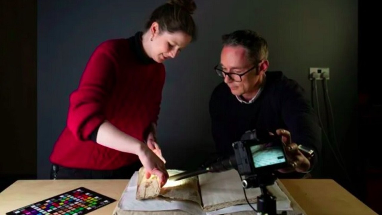 Por estar dobrado, costurado e danificado, os especialistas usaram técnicas não invasivas, como modelagem 3D, imagens multiespectrais e tomografia, que permitiram analisar o texto sem desmontar o livro. Essa metodologia inovadora poderá ser usada para recuperar outros documentos históricos frágeis.
