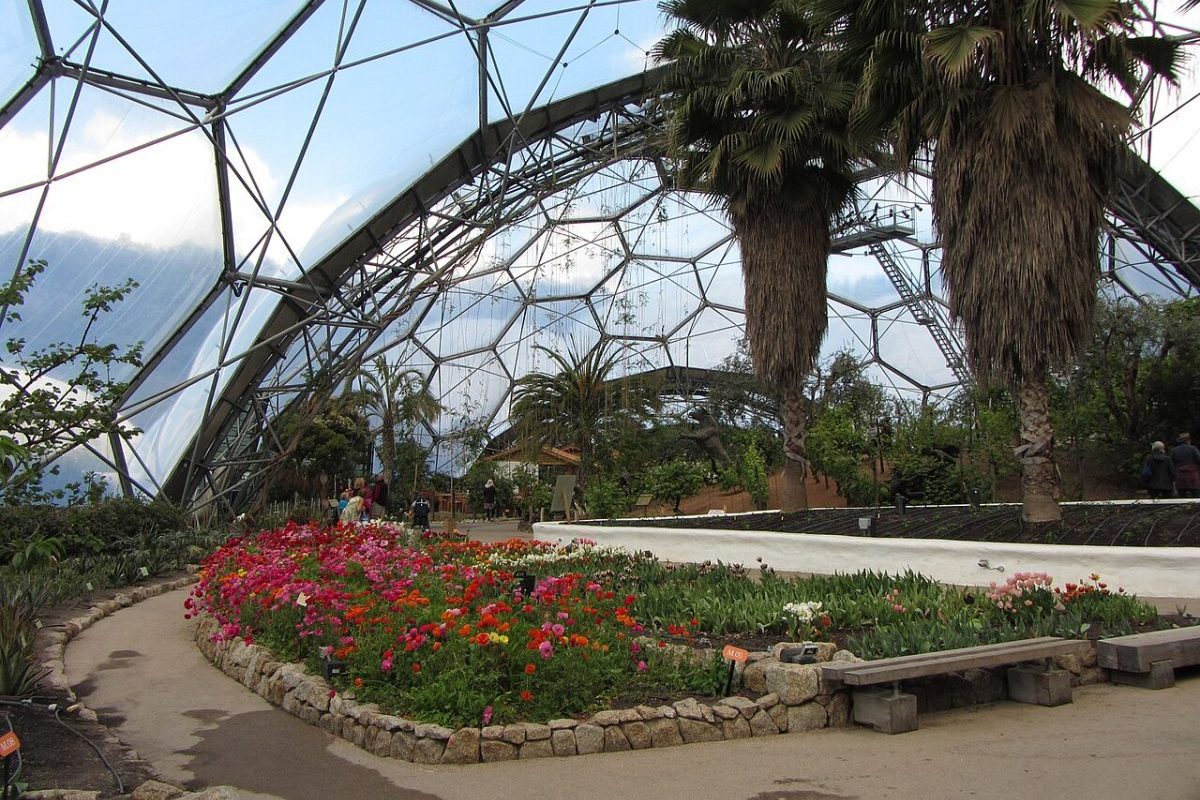Ambientes tropicais e mediterrâneos reproduzem condições climáticas específicas que permitem o desenvolvimento de plantas normalmente encontradas em locais muito distantes entre si. Essa diversidade transforma o complexo em um espaço de aprendizado e contemplação, onde ciência, natureza e engenharia coexistem de forma integrada.