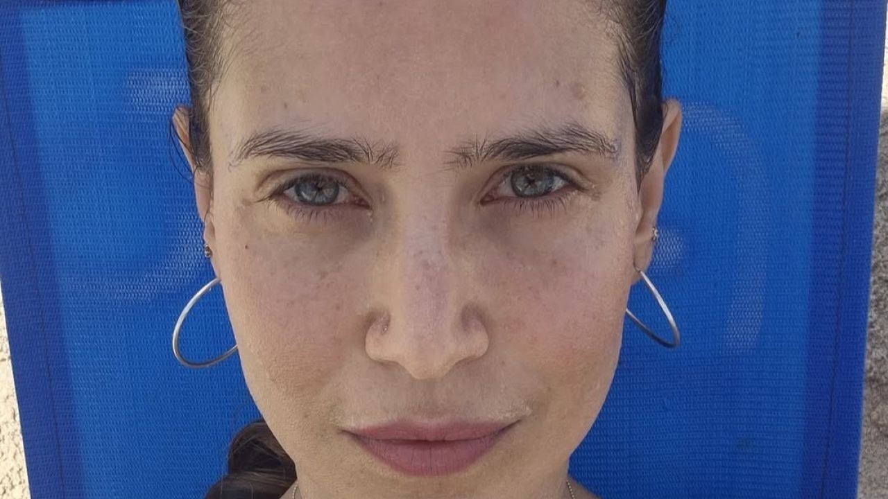 No teatro, estreou profissionalmente em 2002 com o espetáculo “Confissões de Adolescente”. Ao longo da carreira, já participou de mais de 20 peças, entre elas “Vagas para Moças de Fino Trato”, “Brutal”, “Luluzinhas”, “A Mulher do Candidato”, “Cyrano”, “Após a Chuva”, “Mulheres Alteradas” e “Otelo”.
