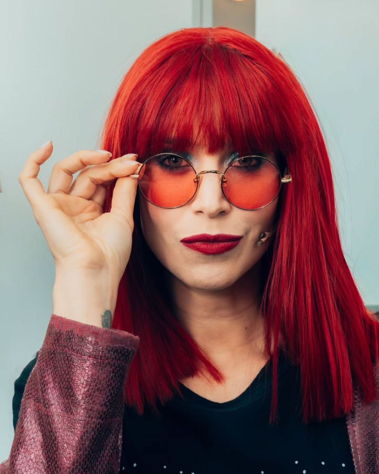 Além do mais, Mel Lisboa também está em cartaz em outro espetáculo, no qual interpreta outra personalidade feminina de grande impacto na sociedade recentemente. Ela dá vida a cantora Rita Lee no musical “Rita Lee, Uma Autobiografia Musical”, que está em cartaz no Teatro Porto até 30 de agosto de 2026. O espetáculo tem como base o livro autobiográfico de Rita Lee lançado em 2016 e percorre momentos da trajetória da cantora, desde a infância e o início com os Mutantes até a prisão durante a ditadu