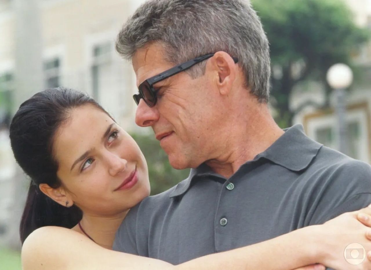 Seu primeiro trabalho na televisão foi a minissérie “Presença de Anita”, da TV Globo, exibida em 2001, na qual interpretou Anita. A história acompanha uma jovem que se envolve com um homem mais velho e casado. A minissérie gerou muita discussão na época e foi uma das mais polêmicas da TV, mas foi um sucesso. Rendeu média de 30 pontos de audiência, a maior audiência da Globo nos anos 2000 para uma minissérie.
