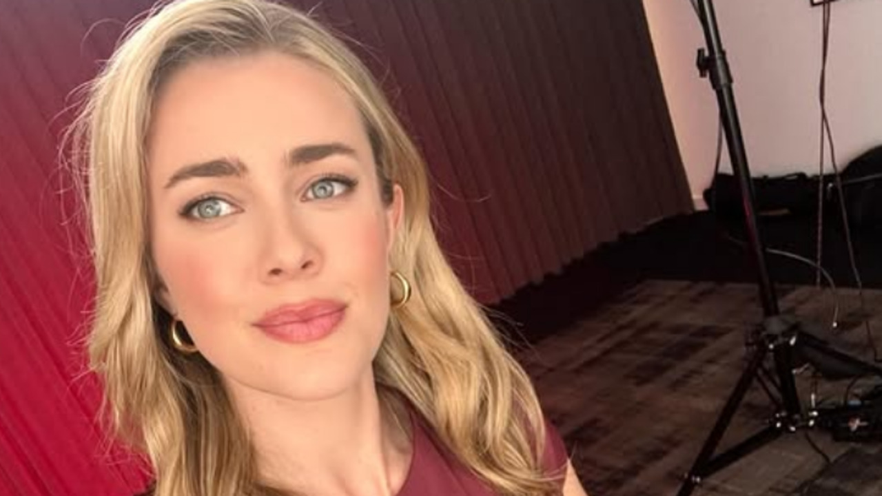 Conheça mais, a seguir, sobre a trajetória de Melissa Roxburgh. Nascida em 10 de dezembro de 1992, em Vancouver, no Canadá, ela é conhecida, principalmente, por interpretar Michaela Stone na série “Manifest - O Mistério do Voo 828”, lançada pela NBC em 2018.

