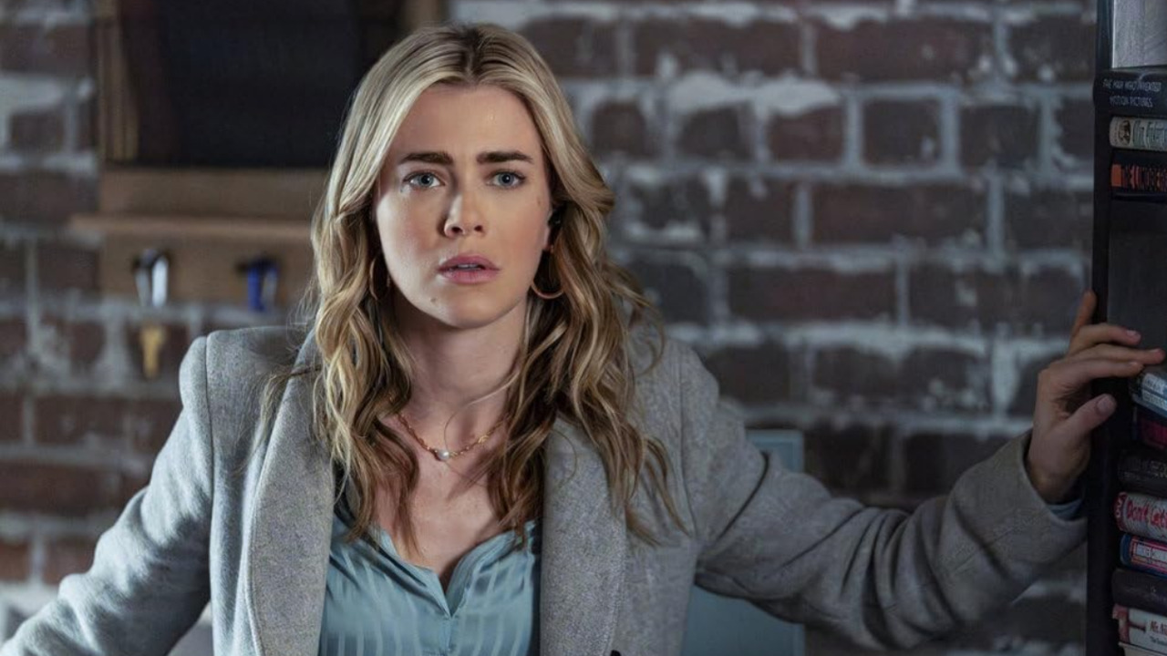 “The Hunting Party” é uma série policial que acompanha a agente Rebecca “Bex” Henderson, interpretada por Melissa Roxburgh. A trama começa após uma explosão misteriosa em uma prisão secreta conhecida como “The Pit”, onde alguns dos criminosos mais perigosos do país eram mantidos e estudados. Com a fuga de diversos assassinos em série, Bex lidera uma equipe especializada encarregada de localizá-los e capturá-los antes que voltem a matar. “The Hunting Party” estreou sua segunda temporada em 8 de j