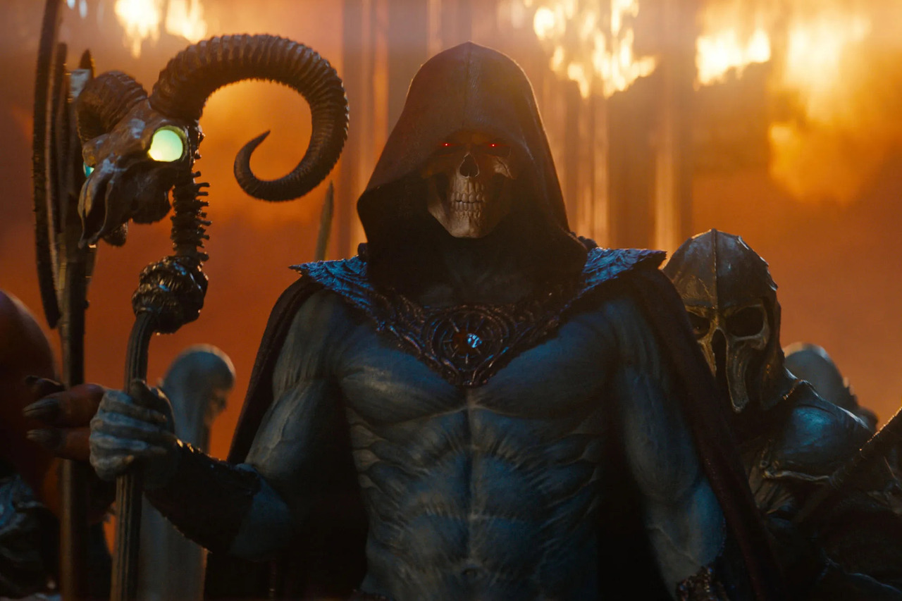 O novo filme aposta em uma combinação de nostalgia e renovação. A trama acompanha o Príncipe Adam, que precisa assumir novamente o papel de He-Man para enfrentar as forças lideradas por Skeletor. A produção procura equilibrar ação, fantasia e elementos clássicos que marcaram a franquia.