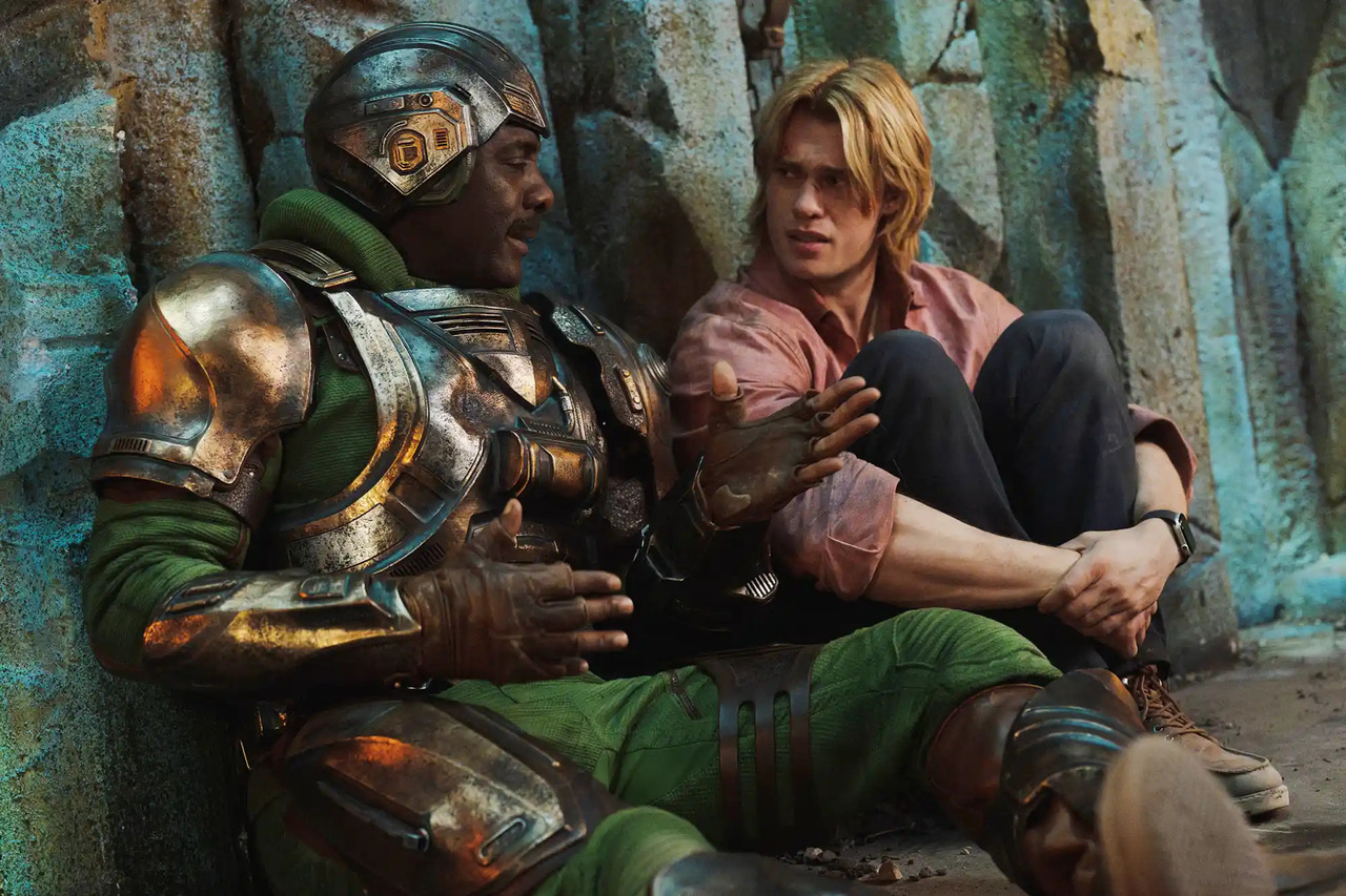 Os trailers divulgados chamaram atenção pela fidelidade visual ao universo de Eternia. Armaduras, cenários, criaturas e referências conhecidas pelos fãs aparecem em destaque, sugerindo uma adaptação que busca respeitar as origens da série.