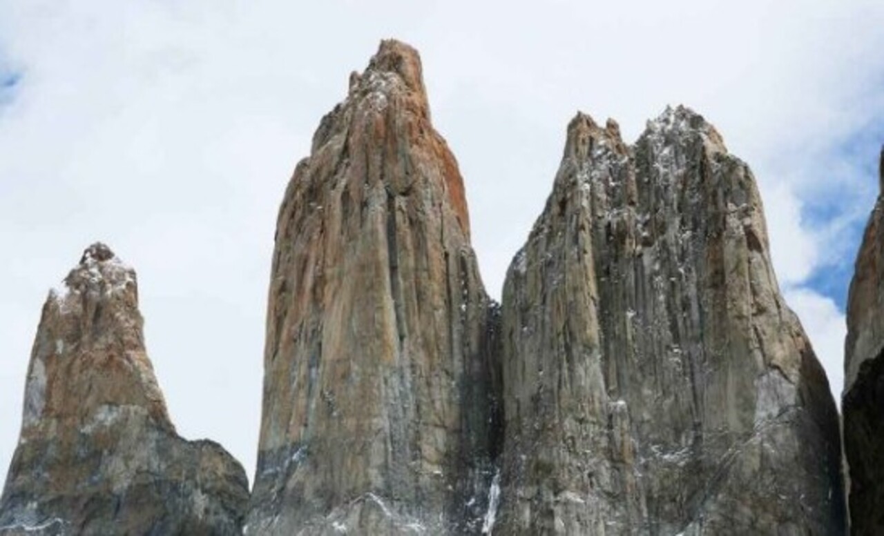 Los Tres Cuernos (Argentina/Chile) – Essas montanhas dentro do Parque Nacional Torres del Paine possuem camadas alternadas de granito e rocha sedimentar, criando um efeito visual distinto. São cercadas por lagos e geleiras, compondo uma das paisagens mais impressionantes dos Andes.
