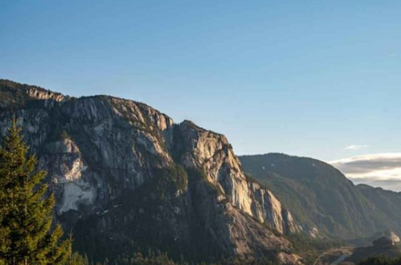 Stawamus Chief (Canadá) – Essa enorme parede de granito em British Columbia lembra uma cúpula arredondada e é um dos maiores monólitos da América do Norte. Esculpida por glaciações, é um paraíso para escaladores e oferece trilhas com vistas incríveis.
