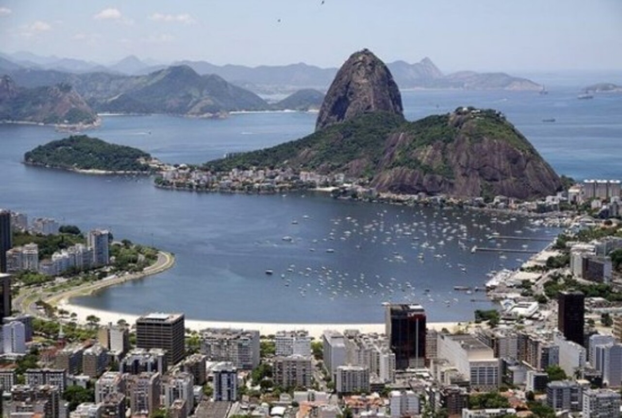 Essas montanhas se destacam tanto por sua formação única quanto por seu valor histórico, cultural e turístico, tornando-se símbolos de seus respectivos países.

