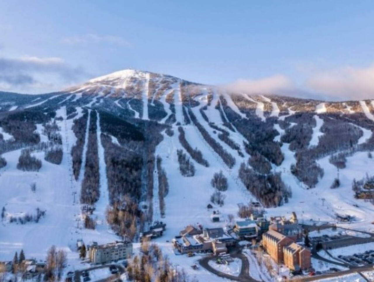 Sugarloaf Mountain (EUA) – Localizada no estado de Maine, tem um formato cônico distinto e é uma das principais montanhas para esqui da região. Sua origem remonta a processos glaciais que esculpiram seu relevo suave. Além do turismo de inverno, oferece trilhas e vistas panorâmicas no verão.
