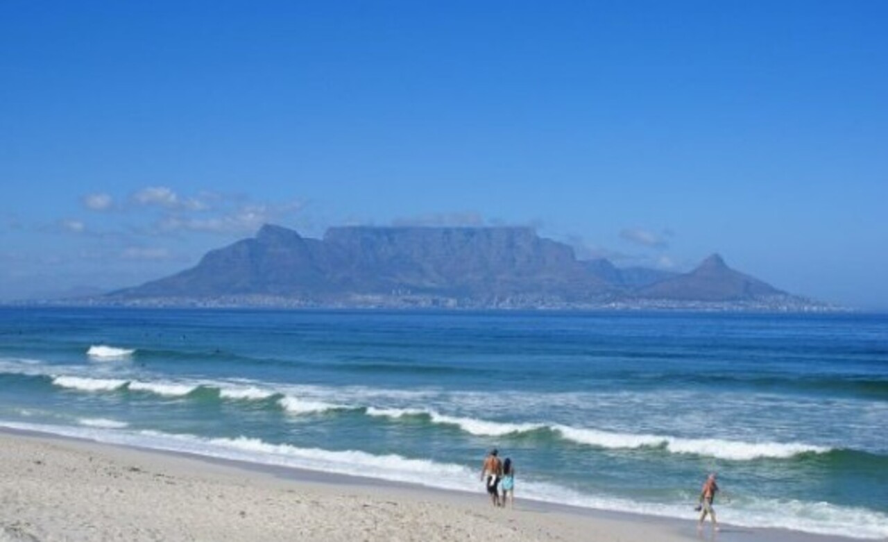 Table Mountain (África do Sul) – Localizada na Cidade do Cabo, tem um topo achatado que lembra uma mesa, formado por erosão ao longo de milhões de anos. Foi referência para navegadores desde o século XV. Seu teleférico e trilhas oferecem vistas espetaculares do oceano Atlântico.