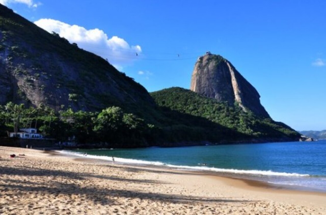 Pão de Açúcar (Brasil) – Com sua forma arredondada e isolada, essa montanha no Rio de Janeiro é um dos cartões-postais do país. Formada por granito e quartzo há cerca de 600 milhões de anos, é acessível por teleférico e oferece uma vista panorâmica da cidade e da Baía de Guanabara.
