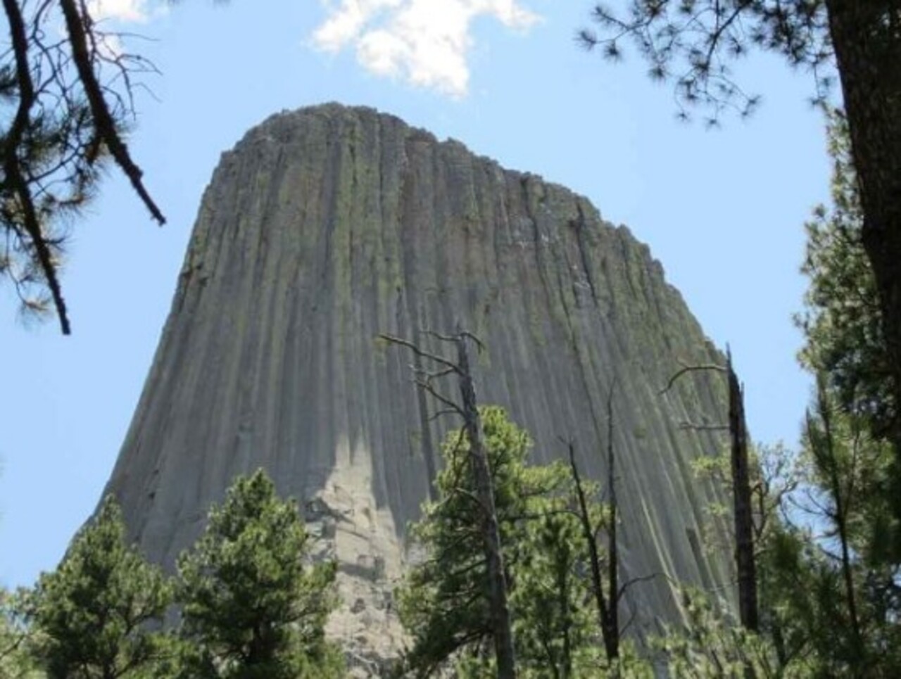 Devils Tower (EUA) – Essa formação geológica em Wyoming tem forma cilíndrica e paredes verticais. Criada por intrusão vulcânica há milhões de anos, é sagrada para tribos indígenas. Popular entre alpinistas, ganhou fama no cinema como cenário de 