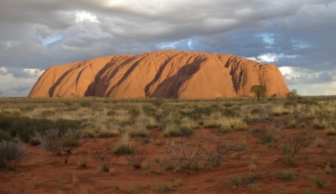 Ayers Rock/Uluru (Austrália) – Essa enorme formação rochosa no deserto australiano tem coloração avermelhada e superfície arredondada. Formada há cerca de 550 milhões de anos, é sagrada para os aborígenes. Seu tom muda ao longo do dia, criando um espetáculo natural.