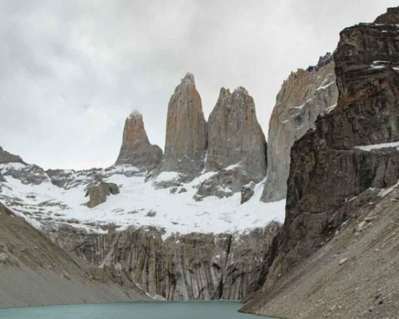 Torres del Paine (Chile) – Localizadas na Patagônia, essas torres de granito possuem picos pontiagudos e verticais. Foram moldadas por geleiras e ventos intensos ao longo de milênios. O parque onde estão situadas é um dos destinos de trekking mais famosos do mundo.
