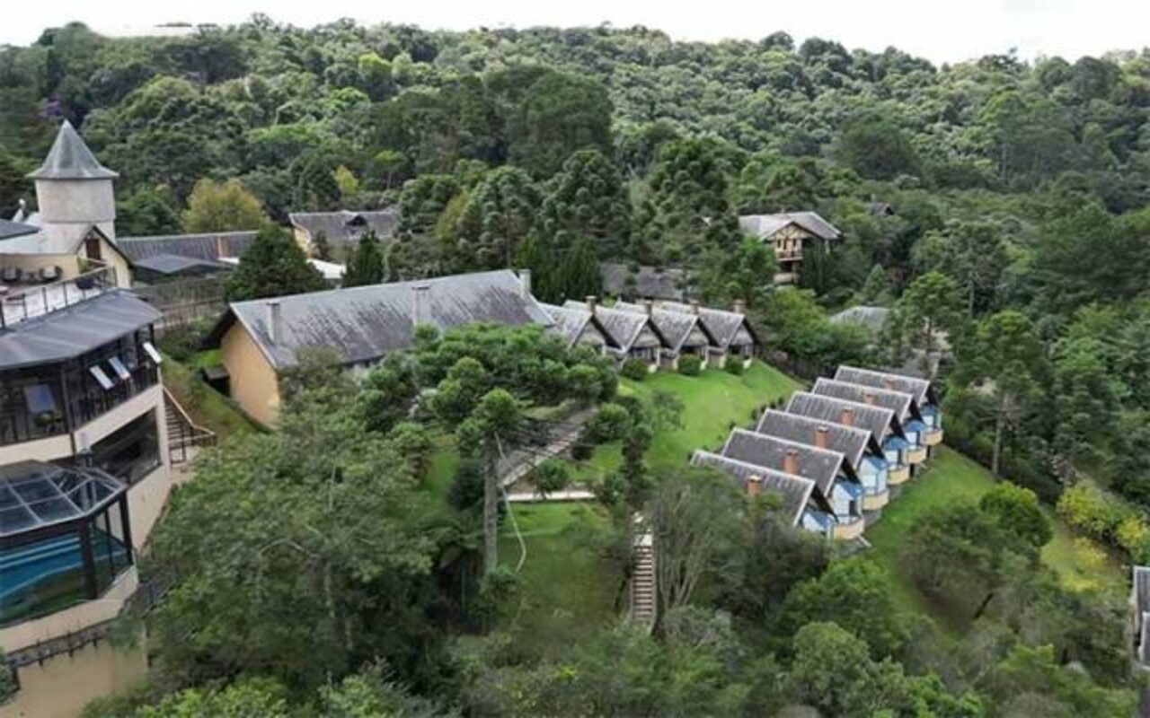 Em um país associado ao calor e às praias, Monte Verde se destaca como um refúgio de inverno capaz de surpreender até visitantes acostumados ao circuito turístico paulista. O frio é, sem dúvida, um dos grandes atrativos. Durante o inverno, as temperaturas costumam cair para um dígito nas madrugadas, com registros próximos de zero grau em anos mais rigorosos.