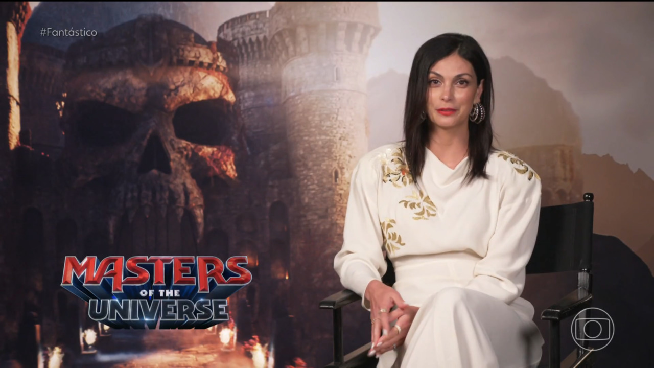O elenco principal conta com Nicholas Galitzine como He-Man, Camila Mendes como Teela, Jared Leto como Esqueleto e Idris Elba como Duncan. Morena Baccarin interpreta A Feiticeira. Durante a turnê de divulgação do longa, Morena, que nasceu no Brasil, concedeu uma entrevista ao 