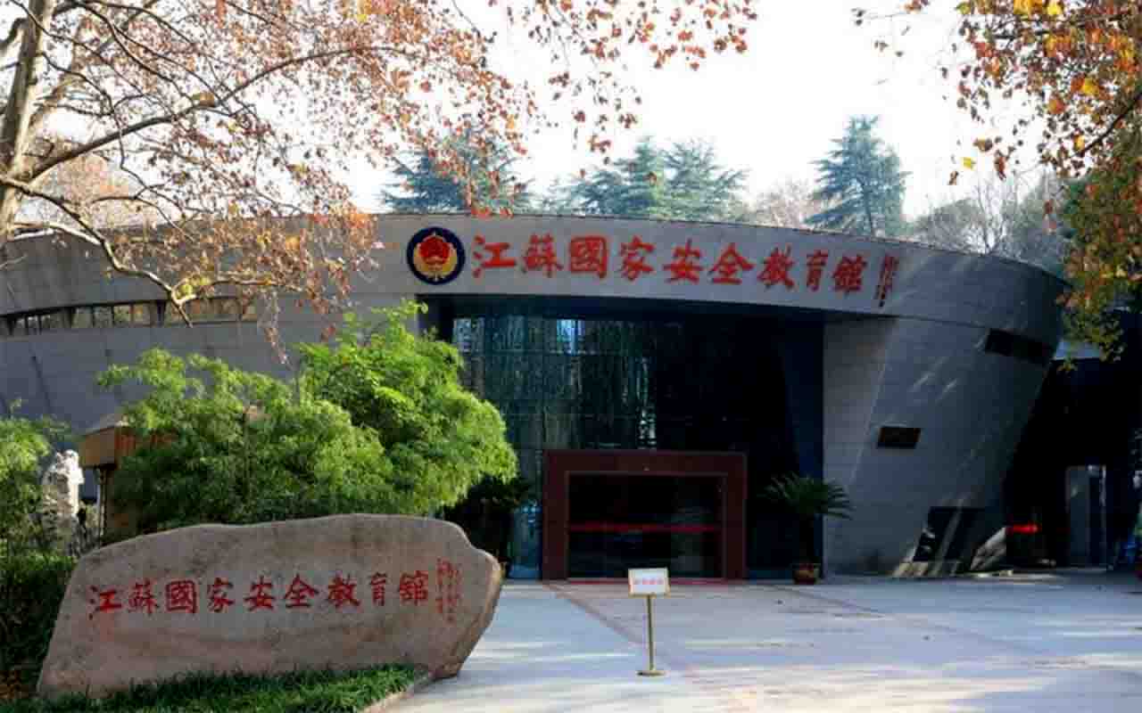 O Museu de Educação de Segurança Nacional de Jiangsu, localizado em Nanjing, é um dos espaços mais emblemáticos da China voltados para a conscientização sobre defesa e soberania. Criado para educar o público exclusivamente chinês sobre ameaças externas e internas. A experiência é marcada por narrativa que mostra a evolução da espionagem. O visitante encontra salas que detalham métodos de contraespionagem e avanços tecnológicos usados para proteger o país. A proposta, além de informar, é sensibil -  (crédito:  Divulgação)