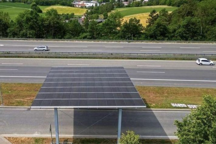 Na Alemanha, projeto aproveita espaço acima das estradas para gerar energia com painéis solares suspensos – Divulgação/Fraunhofer ISE