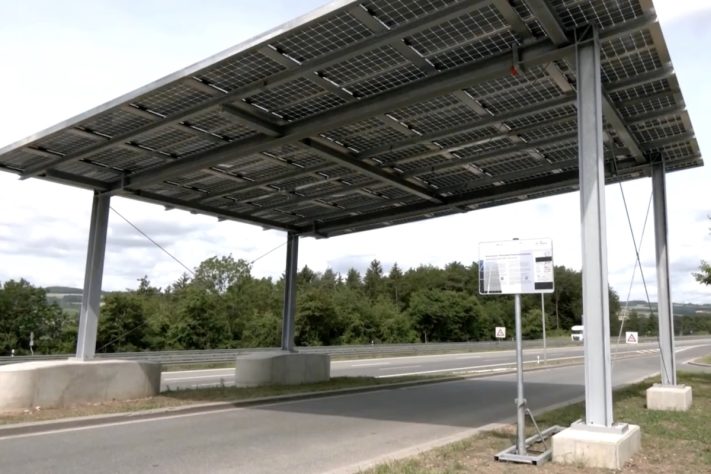 Na Alemanha, projeto aproveita espaço acima das estradas para gerar energia com painéis solares suspensos – Reprodução/YouTube Handelsblatt