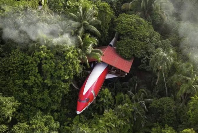 Na Costa Rica, Boeing abandonado no meio da floresta vira hotel e se torna uma das atrações mais curiosas do mundo