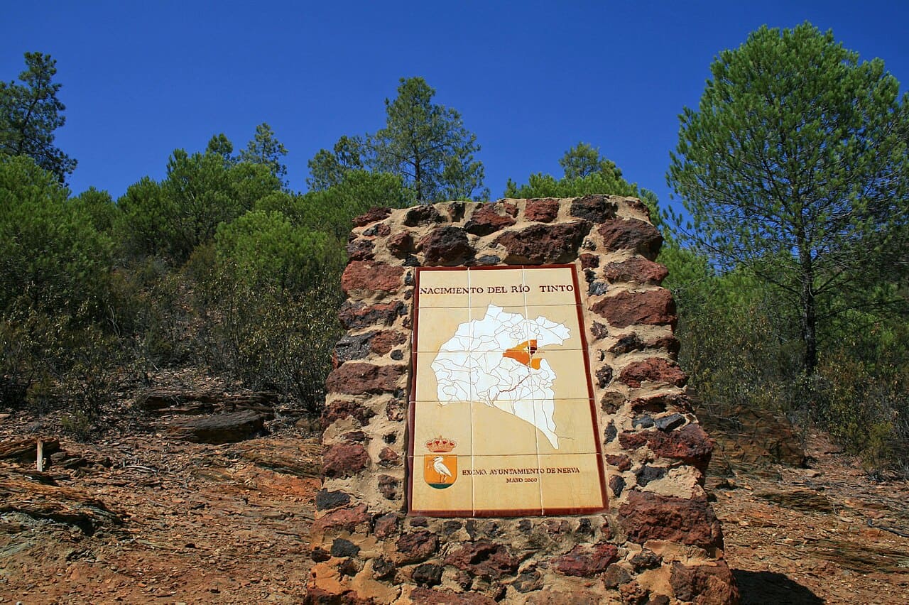 O Rio Tinto nasce na Sierra de Padre Caro, na Andaluzia, e percorre cerca de 100 quilômetros até a região de Huelva. No caminho, atravessa antigas áreas de mineração e paisagens marcadas pela atividade mineral. Perto da foz, encontra o rio Odiel e suas águas seguem pela ria de Huelva até o Oceano Atlântico.