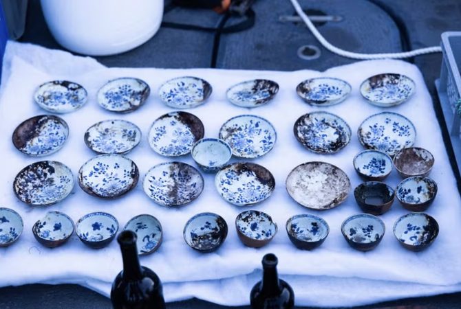 Naufrágio de 275 anos revela tesouro de porcelanas chinesas intacto no fundo do mar da Noruega