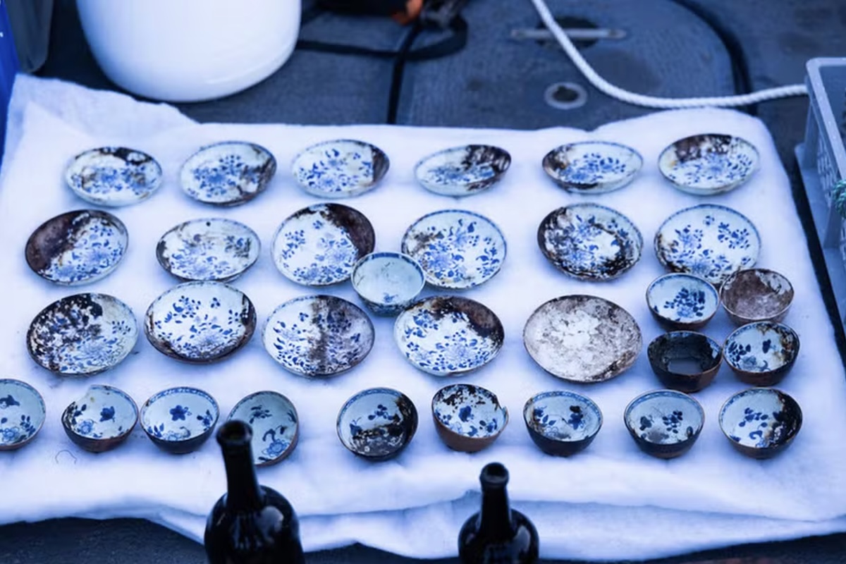 Naufrágio de 275 anos revela tesouro de porcelanas chinesas intacto no fundo do mar da Noruega – Divulgação/Sindre Kinnerød Flash studio AS