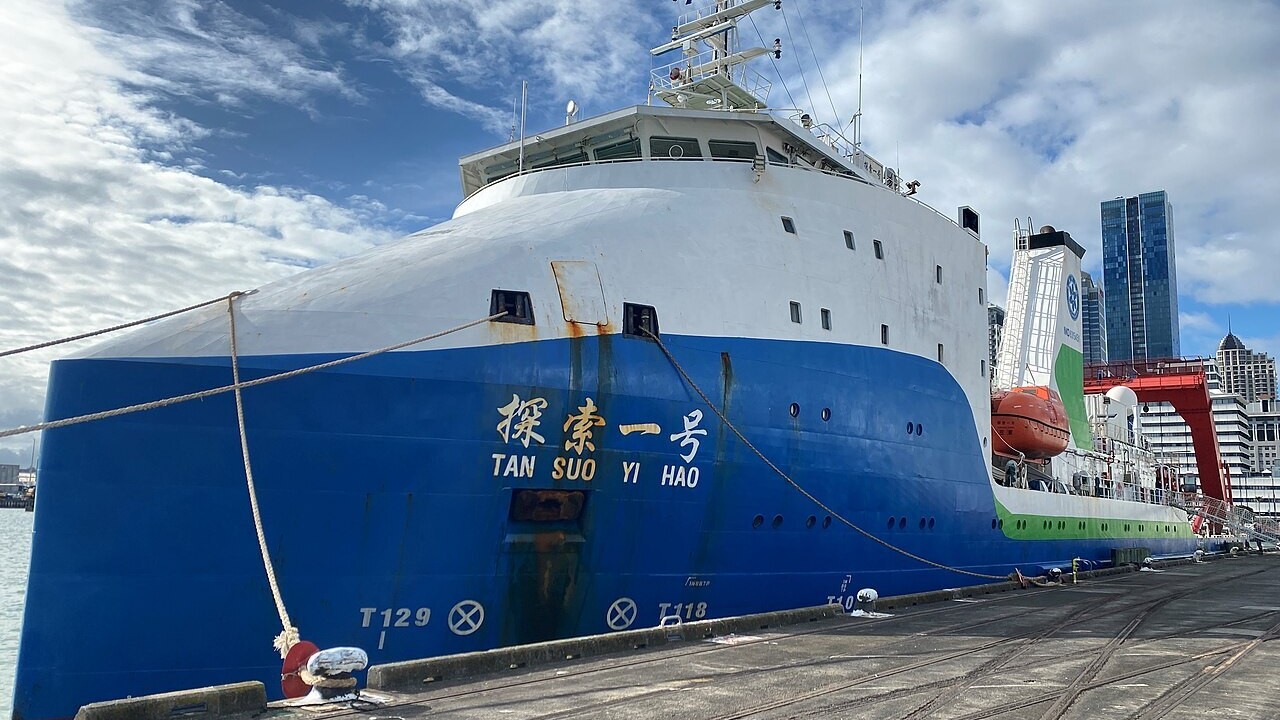 A expedição fez parte de uma parceria entre instituições científicas da China e do Chile. Segundo a pesquisadora, no início ela estava mais focada na oportunidade inédita de coletar dados científicos do que no fato de estar realizando um feito histórico. Apenas depois da repercussão percebeu a importância de ser a primeira mulher a atingir aquela profundidade, especialmente para outras mulheres que buscam espaço na ciência.
