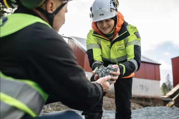 O CEO da Polar Night Energy, Tommi Eronen, lida com pedra-sabão do CEO da Tulikivi, Heikki Vauhkonen, em Pornainen – Divulgação/Polar Night Energy