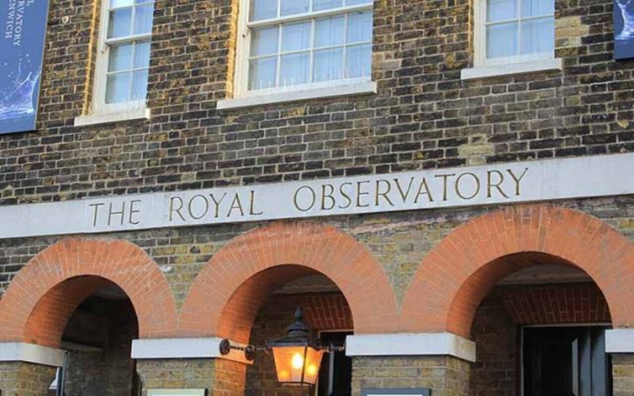 Com 350 anos de existência, o Observatório Real de Greenwich é uma das mais importantes instituições científicas da história moderna, em especial por suas contribuições para a astronomia. Fundado no século 17, o local desempenhou papel fundamental no aperfeiçoamento das técnicas de observação celeste e na navegação marítima. Sua relevância também está ligada à definição do Meridiano de Greenwich, adotado como referência mundial para a medição das longitudes e dos fusos horários. Até hoje, o obse -  (crédito: Katie Chan/Wikimedia Commons)