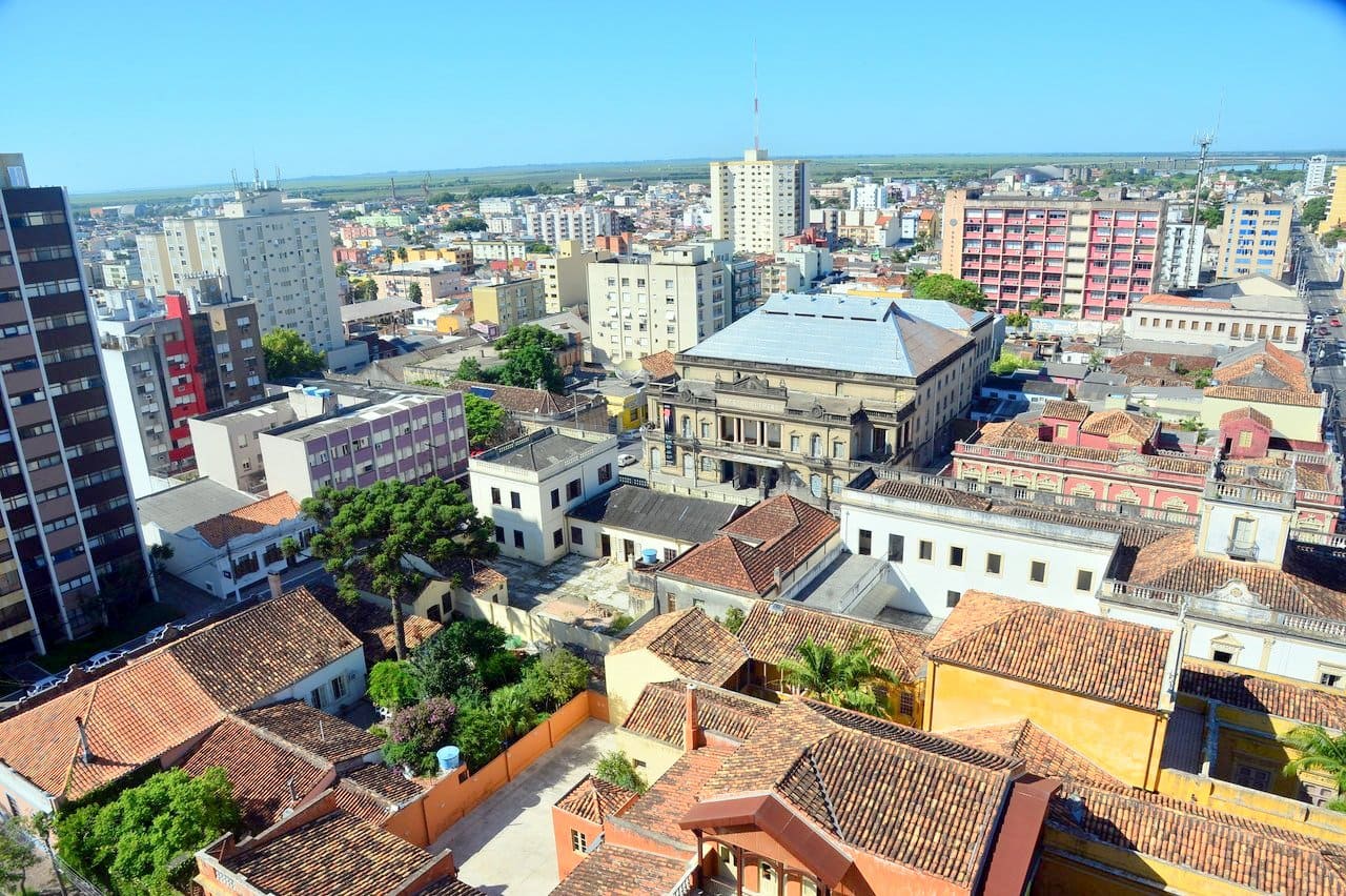 Pelotas está localizada no sul do Rio Grande do Sul e possui área de aproximadamente 1.610 km². Com população estimada em cerca de 325 mil habitantes, é um dos principais centros urbanos da região sul do estado.